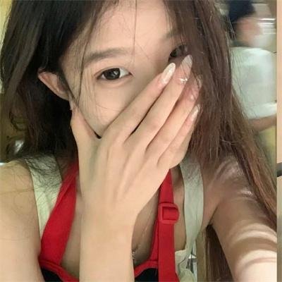 随盲柳入眠的女人